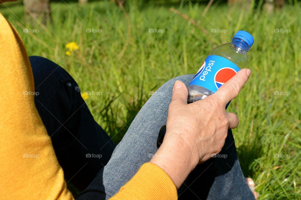 picnic in the park pepsi in the female hand, relaxing time