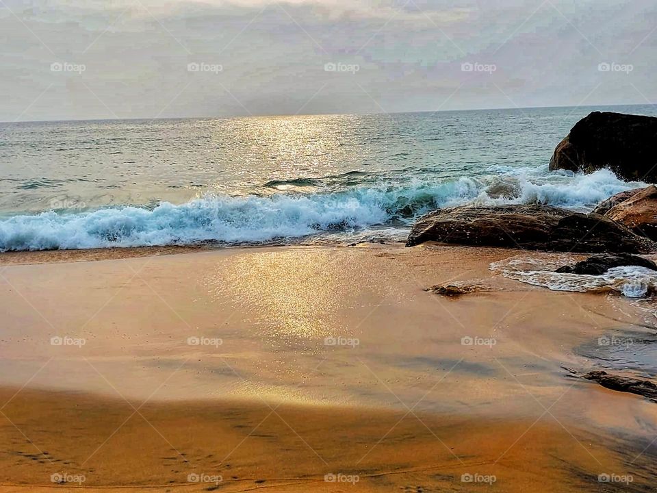 What a stunning view! The waves crashing on the shore create such a peaceful and mesmerising scene. 🌊🏖️