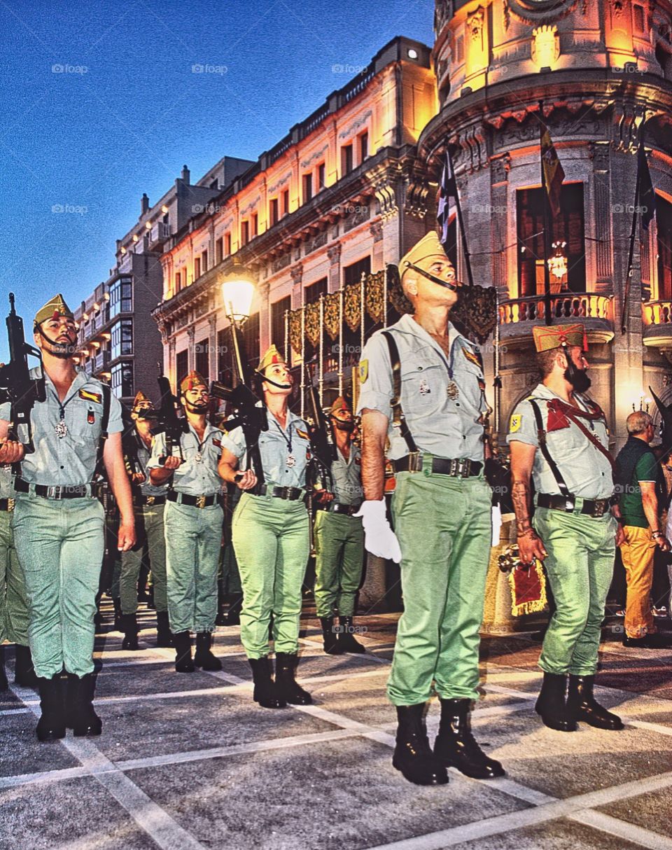 Piquete de la Legión desfilando en la Semana Santa de Ceuta al fondo el ayuntamiento.Tercera tonalidad