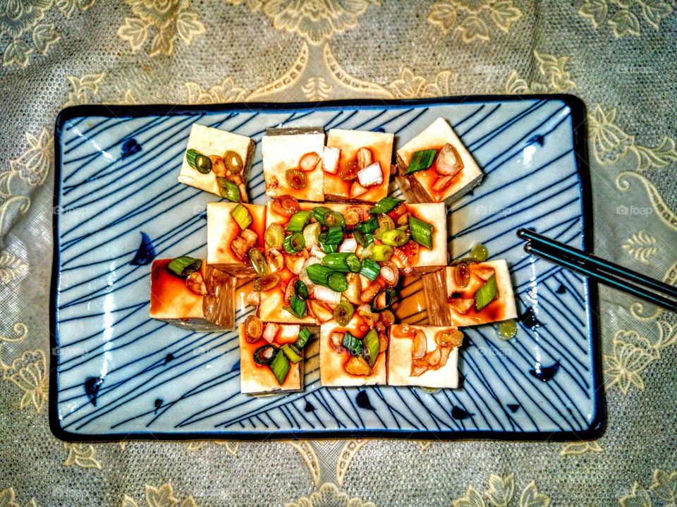 Shapes: rectangle. let us eat a dish of simple cold tofu in summer. tofu is square, dish is rectangle. delicious, fresh and cool.