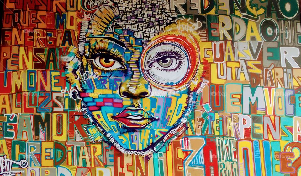 Um rosto na arte com todas as suas cores.