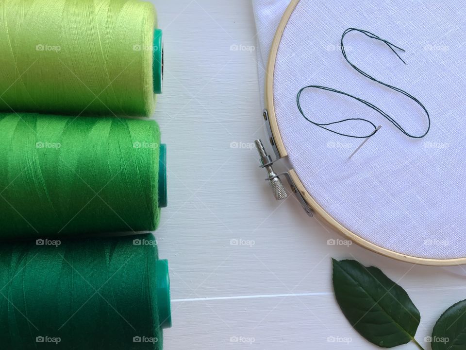 Set the green thread in the bobbin for sewing and embroidery, top view 