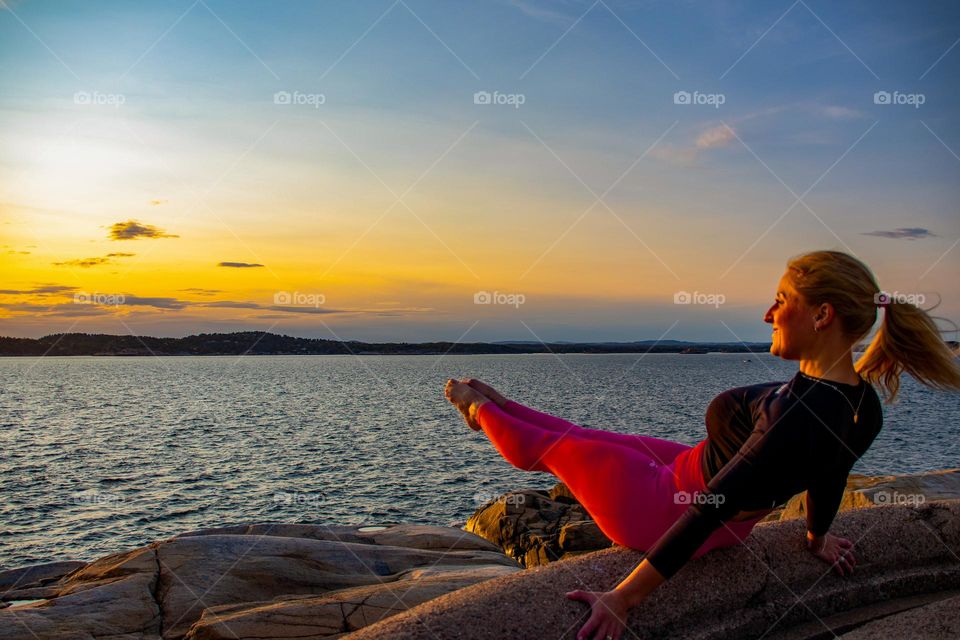 The mom and the yoga woman makes yoga by the sea.  cool mom if you ask ne . ❤️🧡💛💚💙💜