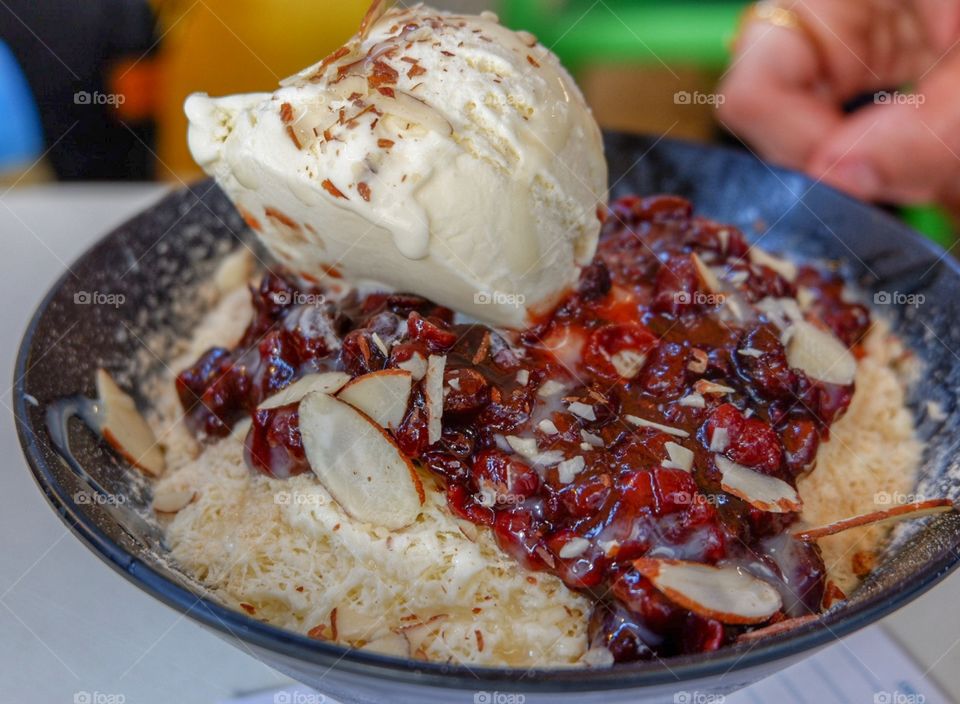 High noon, the heat is unbearable. People decided to do a random food trip; went out and found this! Feed your sweet tooth with this sweet summer treat, & I must say, it is a must-try. 🍨
📍Snowy Day at Alona, Panglao, Bohol