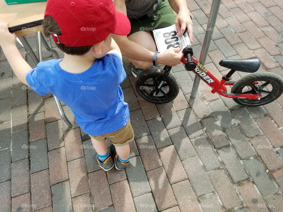 Kid cyclist gets ready