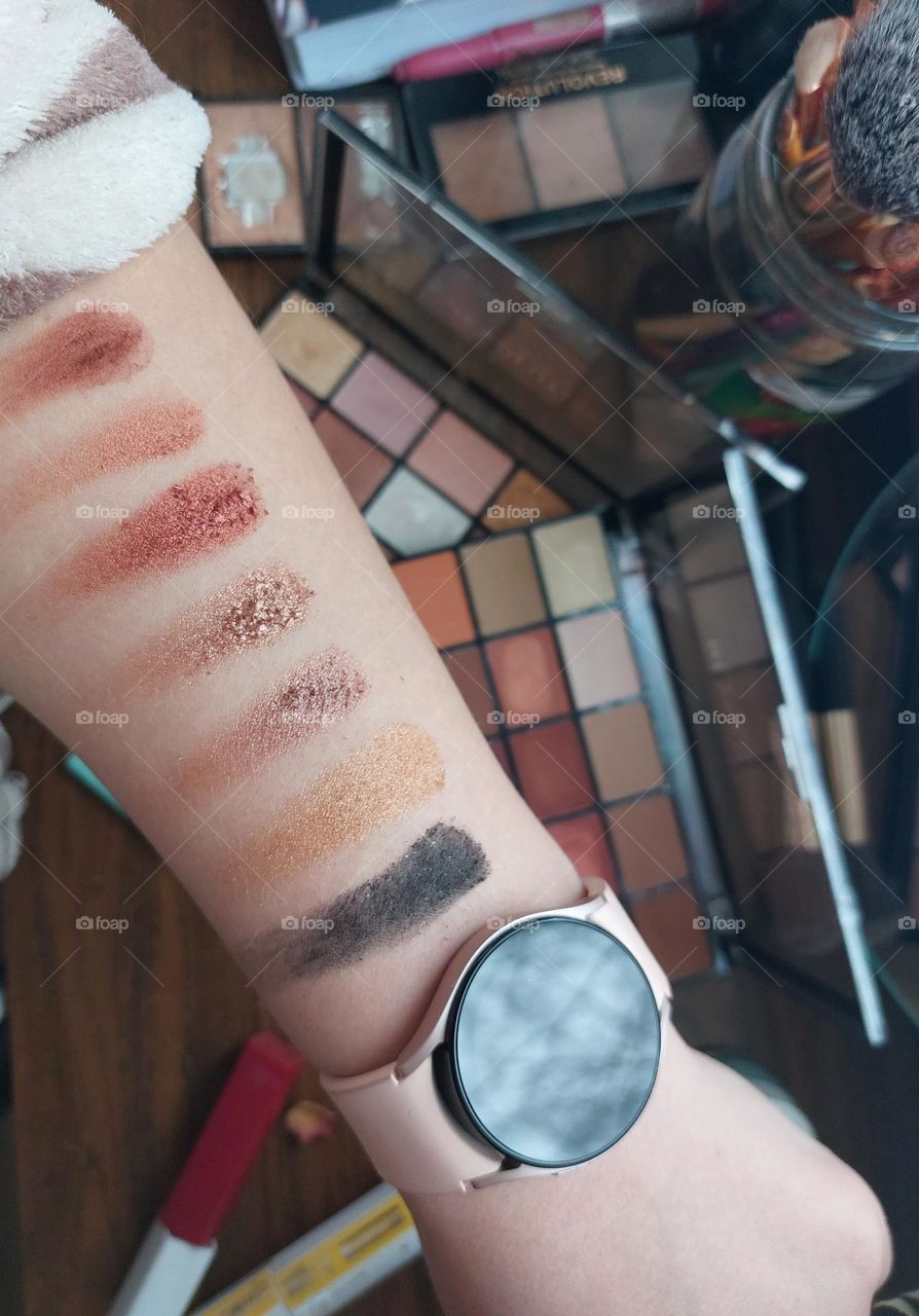 testing eyeshadows  pigmentation.