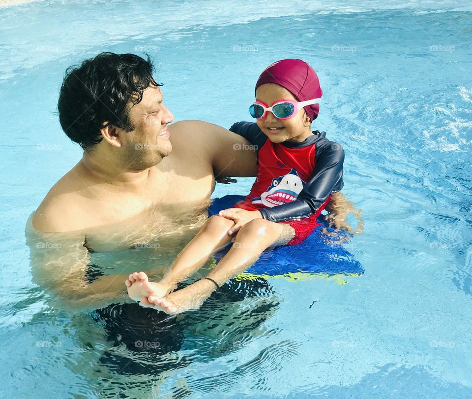 Father and daughter had a great fun at swimming pool 😍