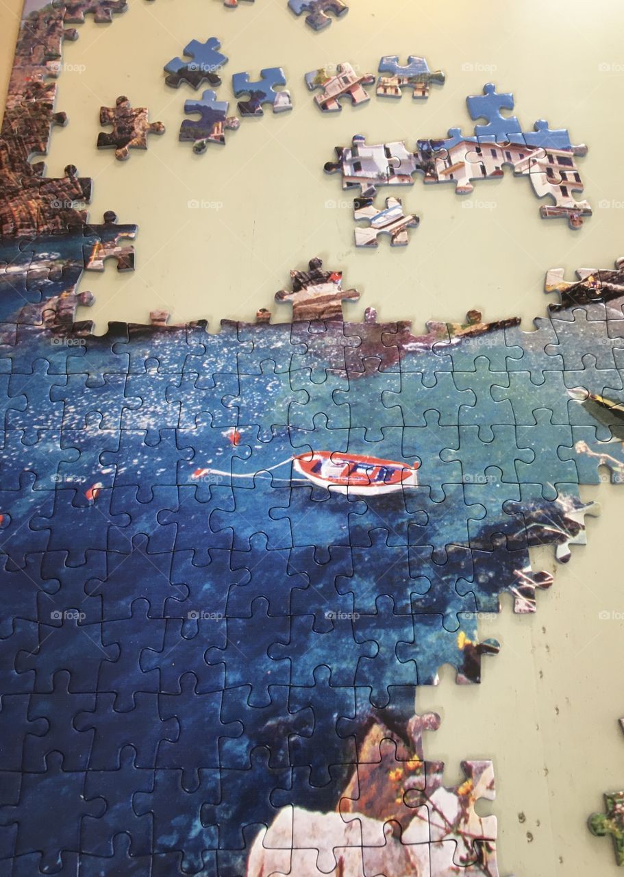 Making puzzle to remember good moments outdoors 