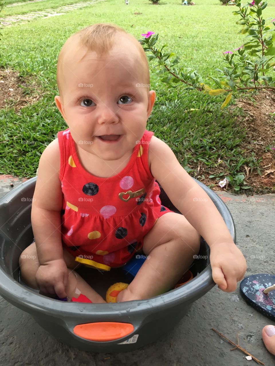 Minha linda filha Maria Estela (a Estrelinha da minha vida) e sua bacia refrescante! Divertir é preciso... ❤️