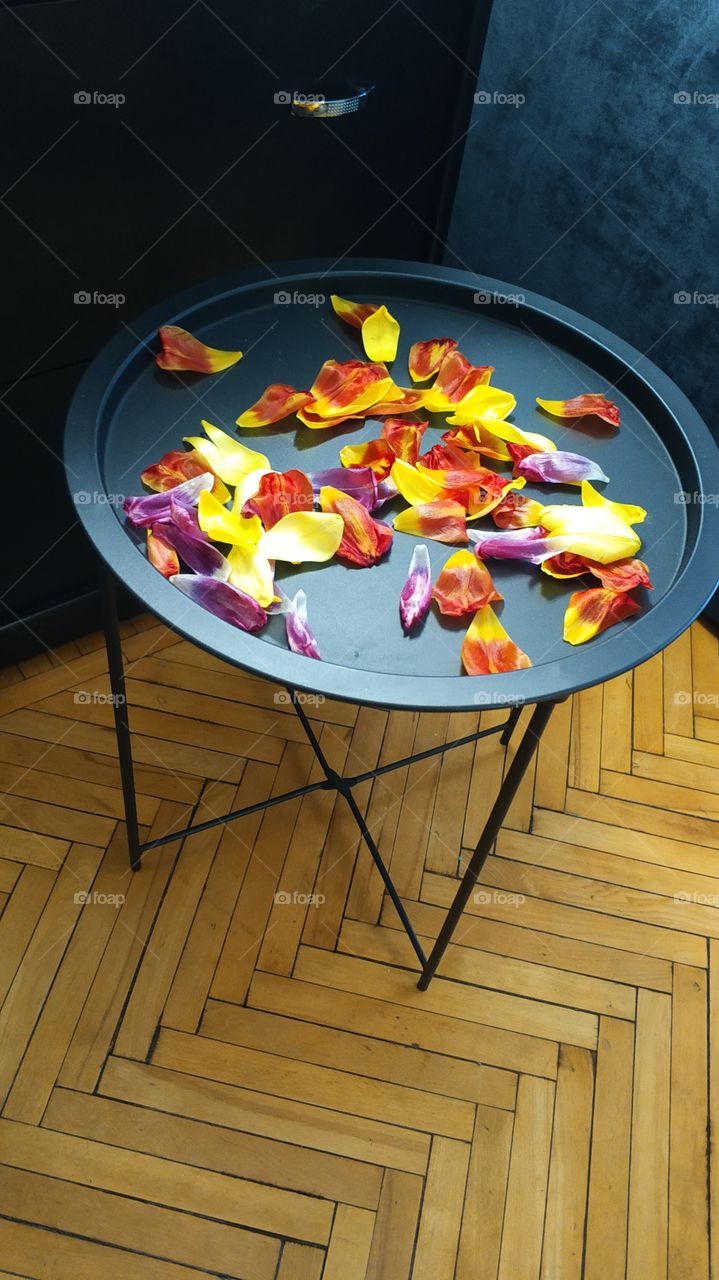 Black coffee table with peals