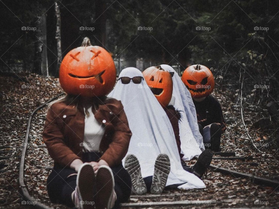 Fun halloween photoshoot with my cousins in a spooky forest, really brings out the halloween vibes!🤩
