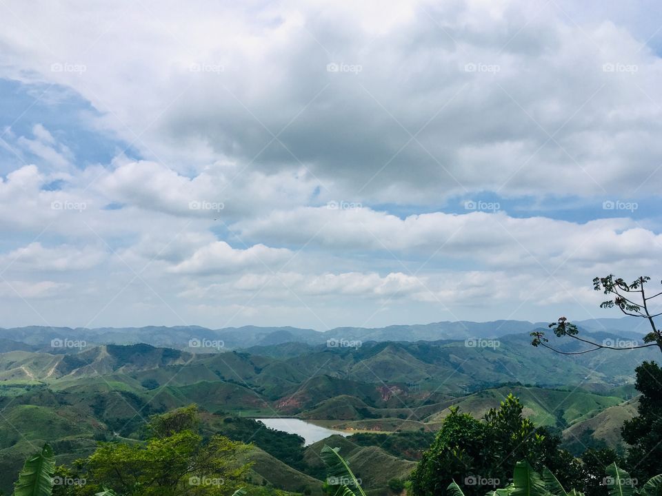 Serra das Araras - Piraí/RJ, com uma linda represa ao fundo da paisagem de Mata Atlântica  