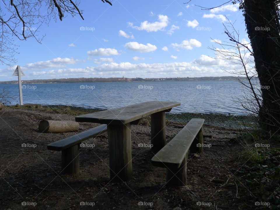Pause See Bank Rastplatz wandern Picknick Wasser Himmel ausruhen sitzen