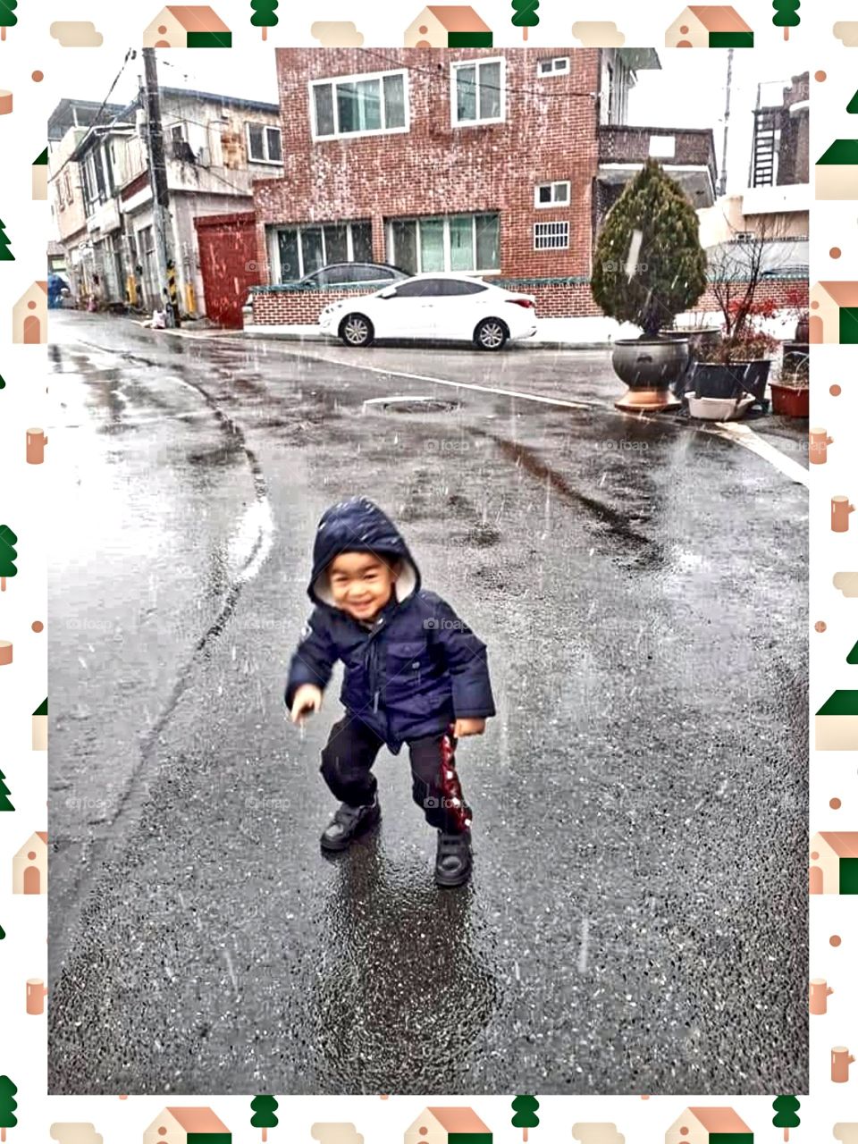 The first snow and the little adorable kid .
The boy loves to see snow and play with it.
But in our place , SNOW is seldom to come.
This time THE FIRST snow really comes at last and this little naughty boy can't stop jumping for joy.
he smile so big.
