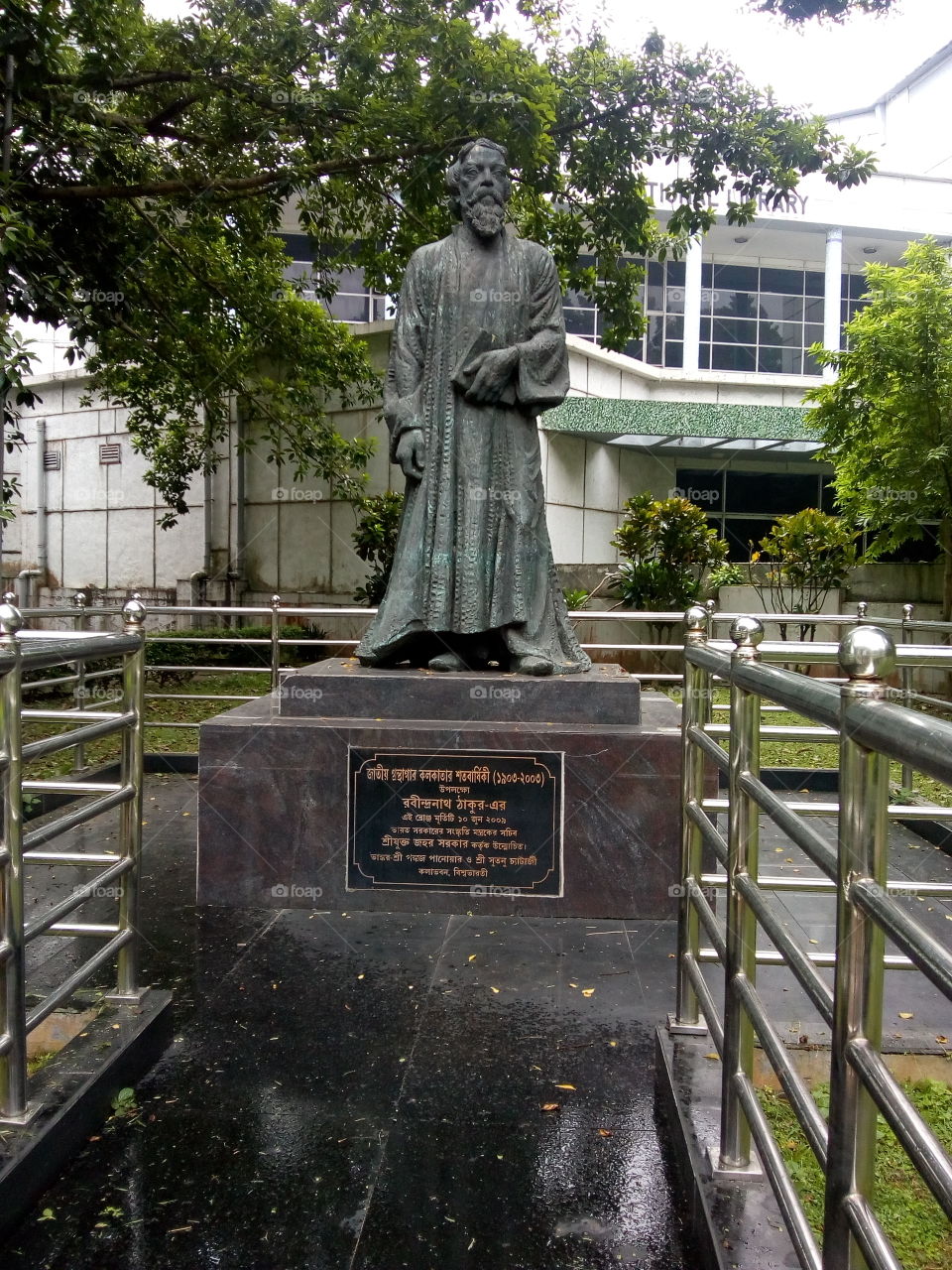 Statue of Rabindranath Tagore. Kolkata National Library.