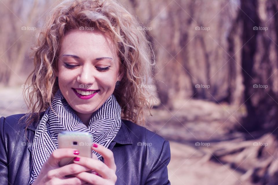 girl typing a message on the phone