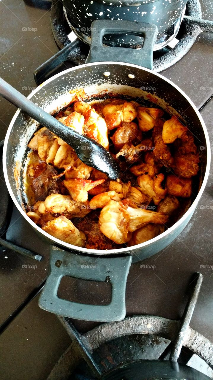 Frango frito, na panela.