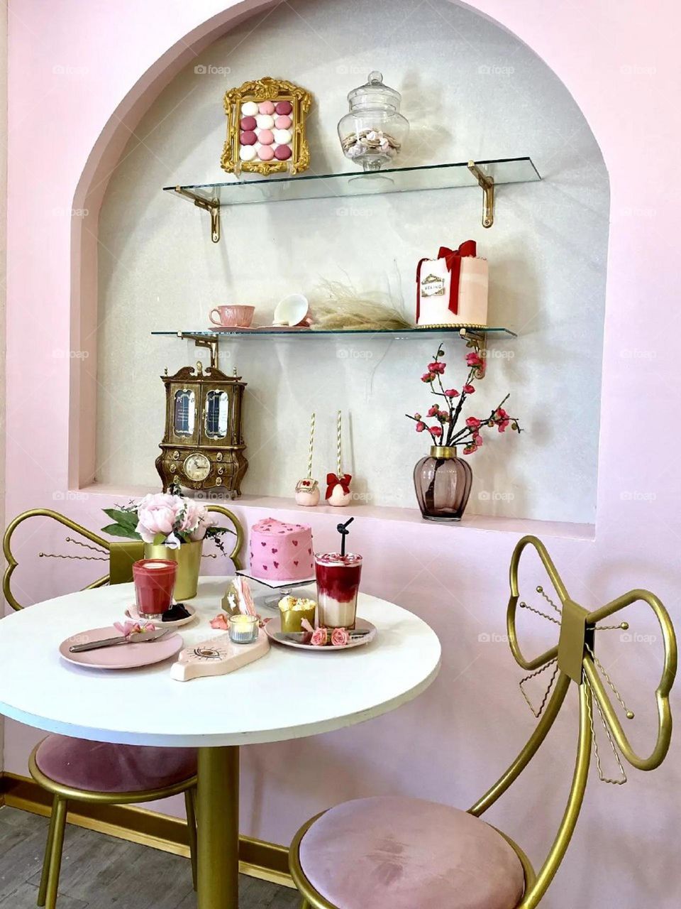 Every thing is pink, in pink café, pinky and dreamy, feel like Disney princess there..