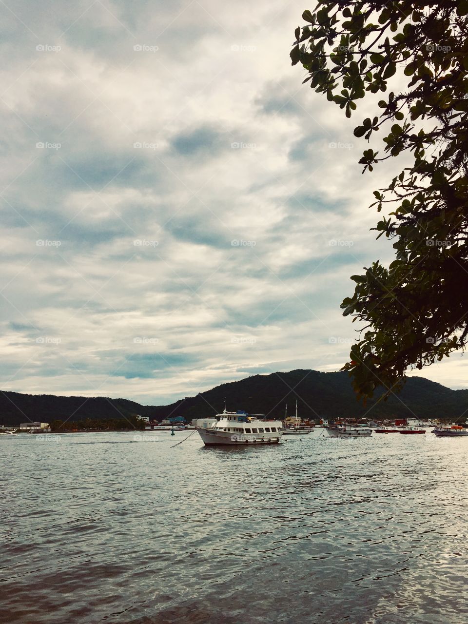 Praia de Santos - Brasil. Um barquinho solitário a navegar! Bucólico, mas belo. 