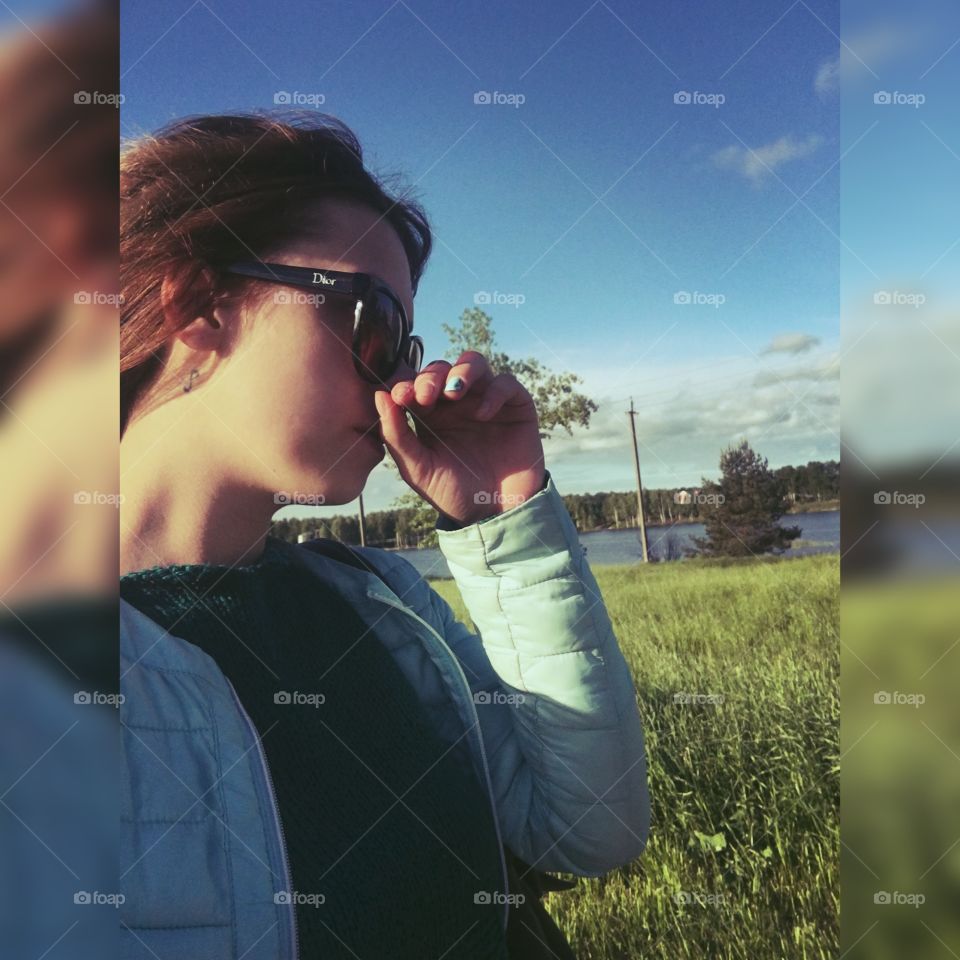 Девочка у озера 