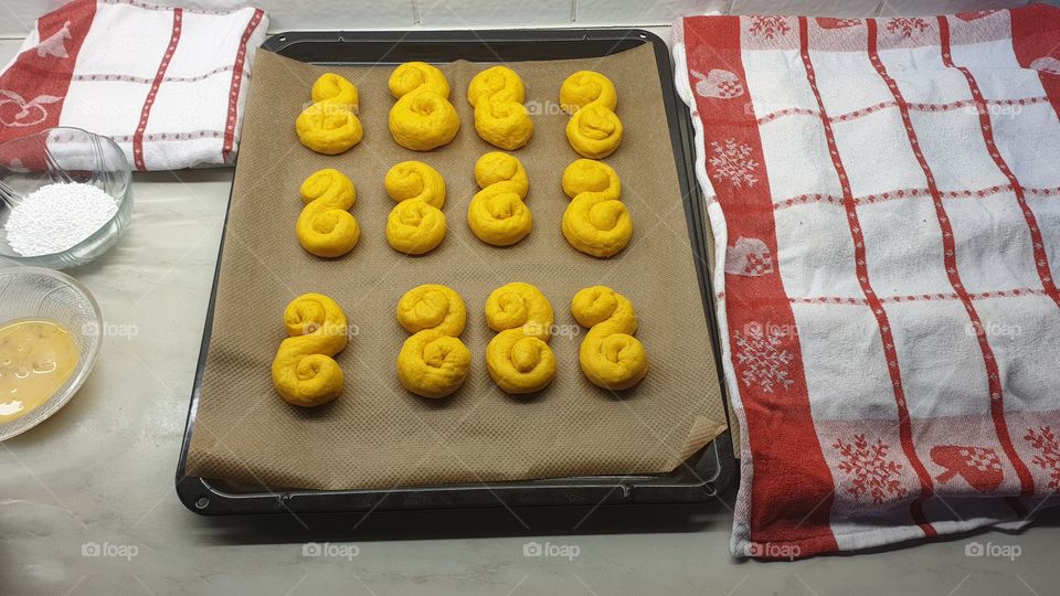 Bake Swedish saffron buns for Christmas - bakar lussekatter till jul och Lucia 