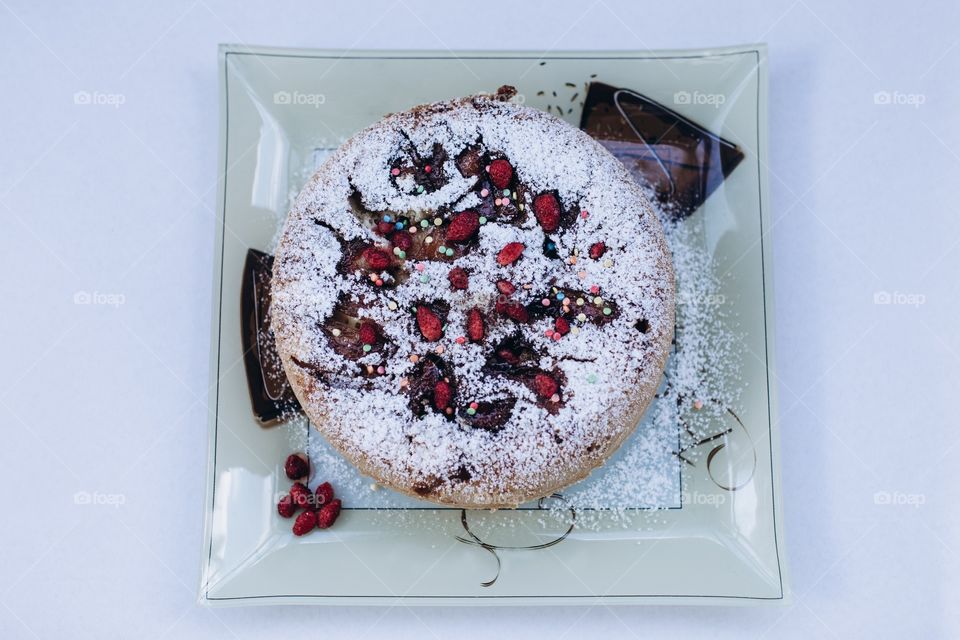 pie on a plate, cake with berries