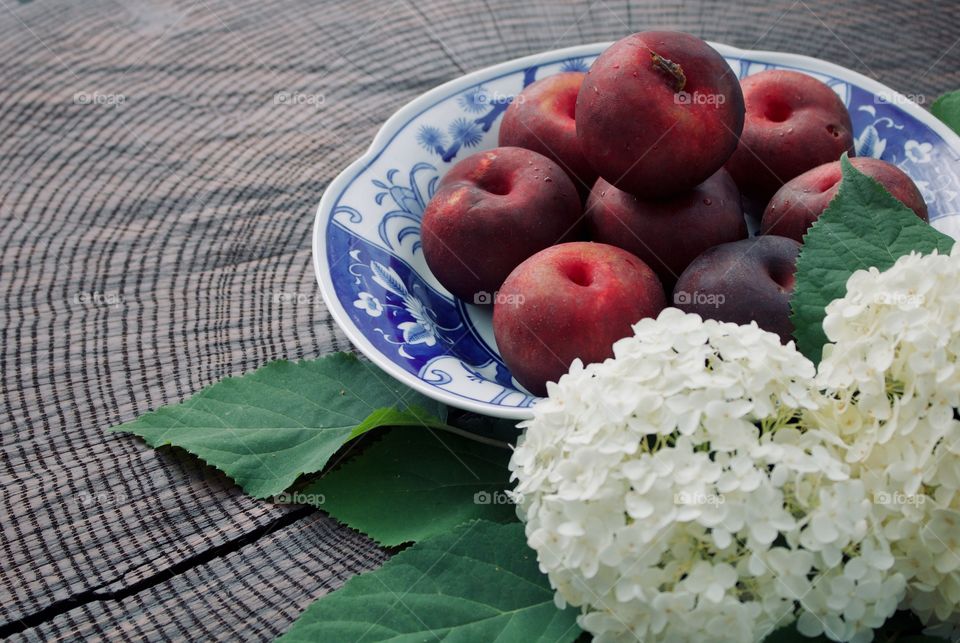 Fresh plums in a bowl 