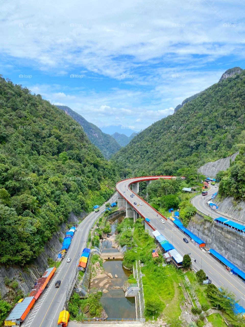 beautiful scenery at bend 9 towards the city of Padang which is filled with hills and green forests and clear blue skies