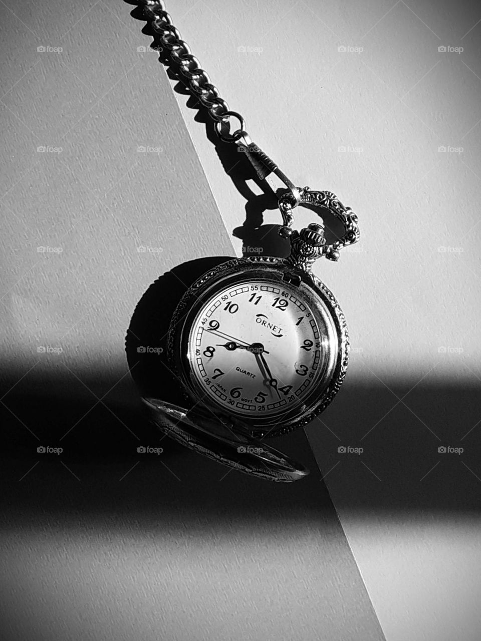 el reloj en blanco y negro