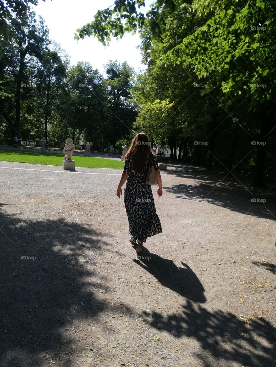 Frau ist schneller als ihr Schatten 