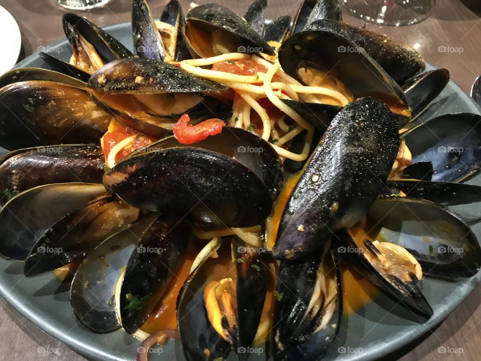 Fresh steamed muscles with homemade fresh tomato pasta 