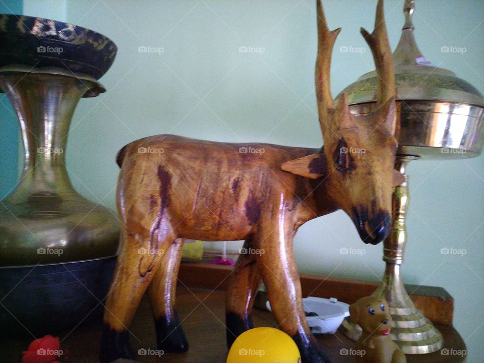 wooden animal showpiece