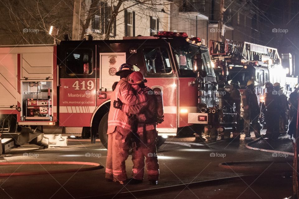 Montreal firemen hugging - Services Incendie de Montréal