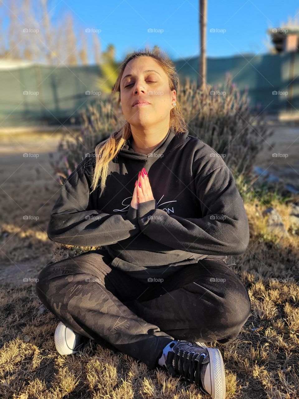 mujer meditando