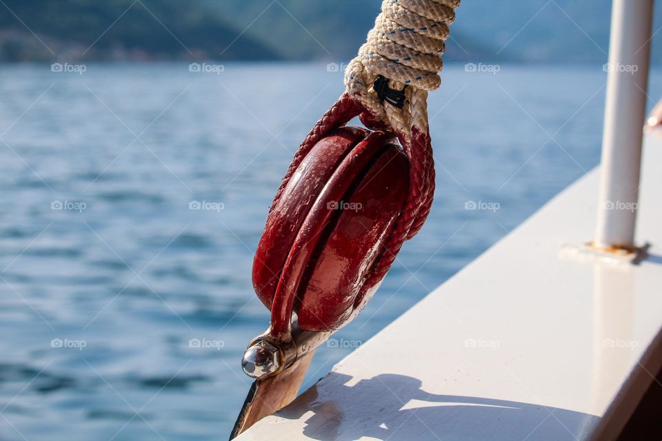 The metal part that connects the ship's ropes on the ship