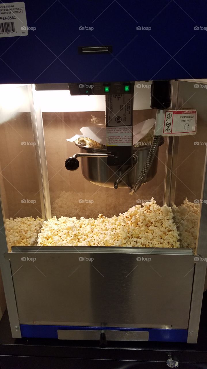 pop popcorn in a popcorn machine