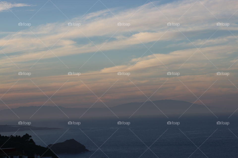 Atardecer desde Tenerife viendo la isla de la Palma en el horizonte 