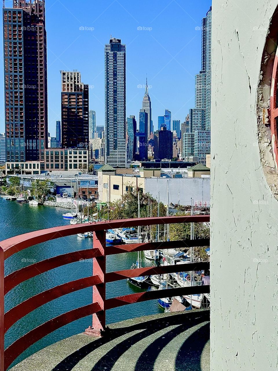 This is the spectacular view from the pedestrian outpost on top of the „Pulaski Bridge“ at „Newtown Creek“ in LIC, Queens on a warm sunny Indian summer day in early November 2023. In the distance you can see „Manhattan“. Hypnotic Productions