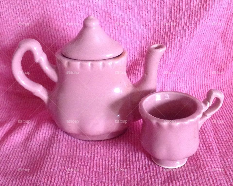 Girls pink tea set.