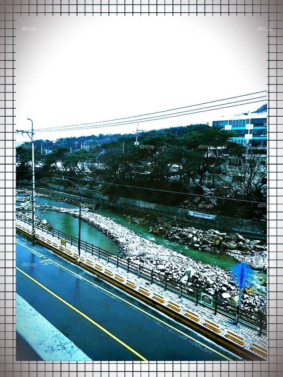 Early morning when i woke up,
this is the very first sight that greets me. 
Every where is covered with white.
but so sad, i took the pictures too late.
So, this is the only things that's left for me.