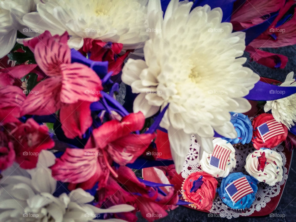Patriotic cupcakes and flowers