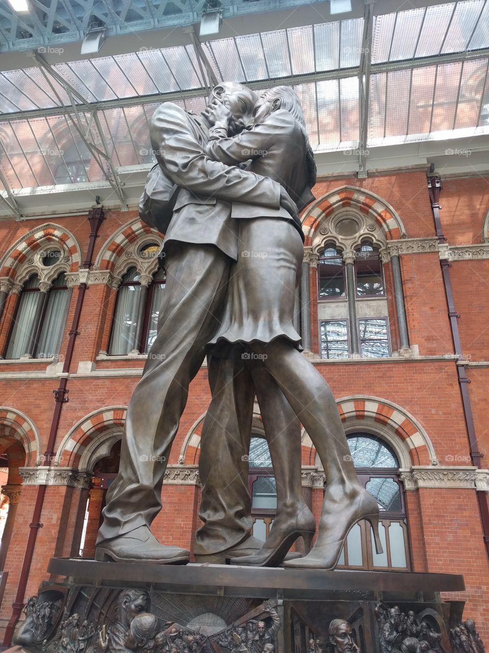 lovers sculpture in London