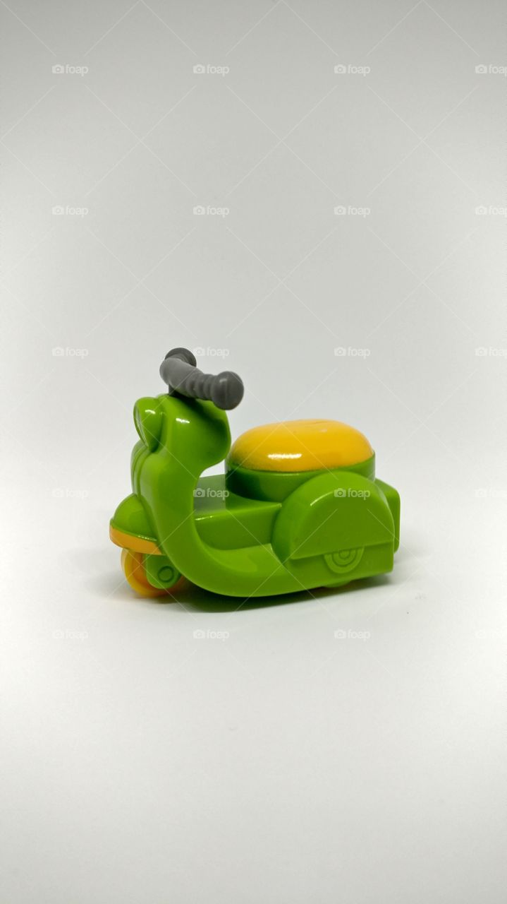 Scooter in green and yellow