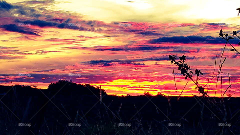 O poente vermelho, amarelo, laranja, negro. É um espetáculo muito breve, o por do sol.