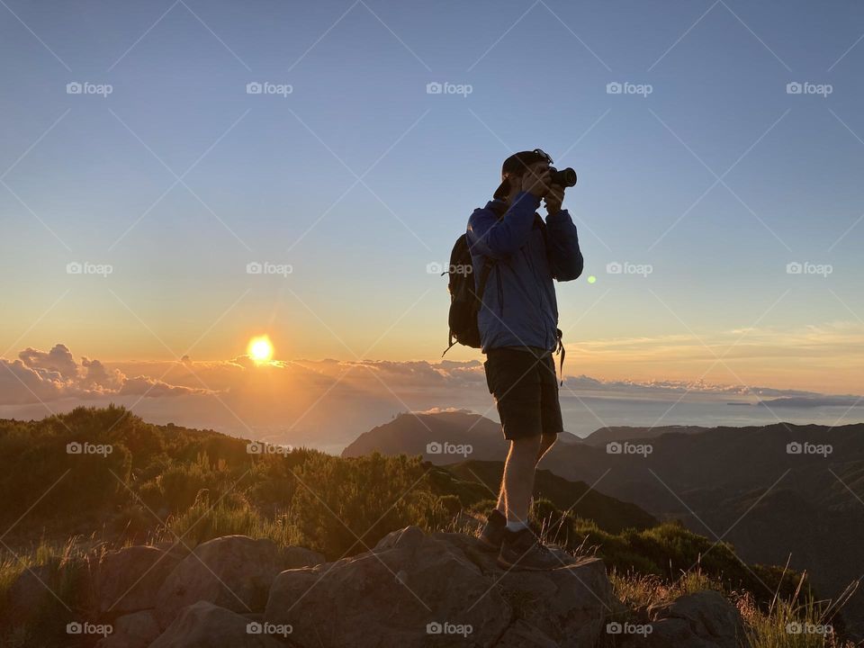 Fotographer takes pictures of the morning sun