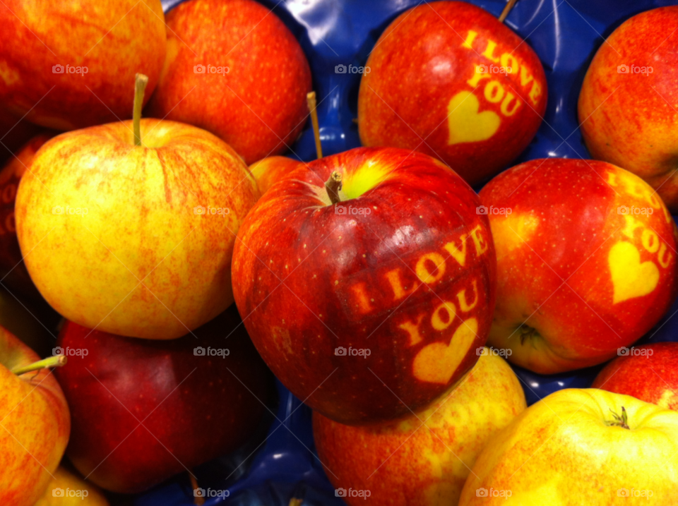  Apples in the store. Love message