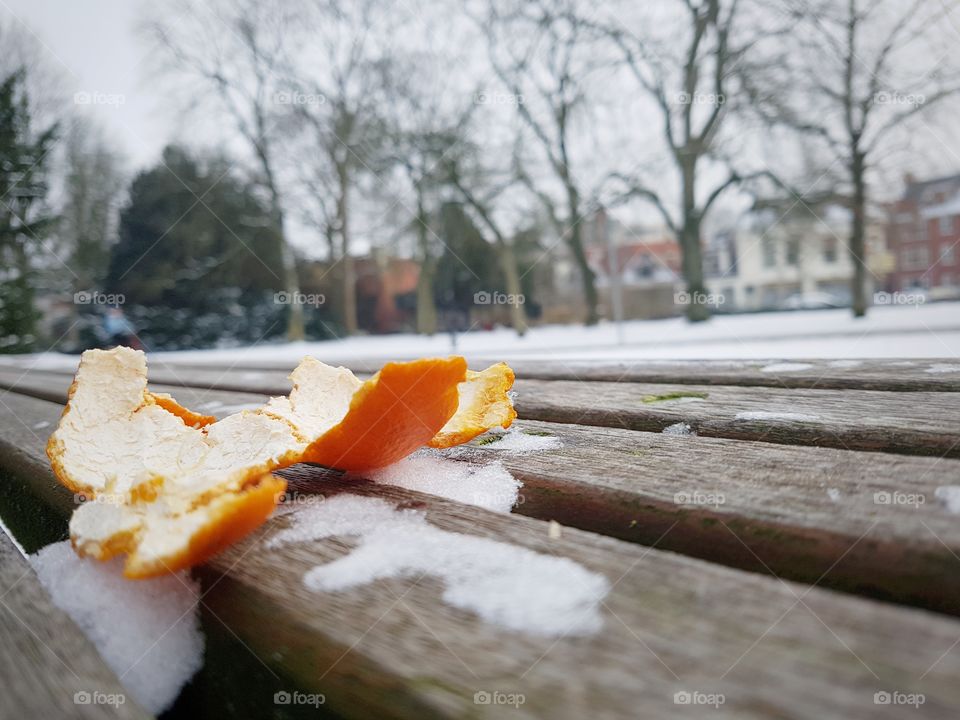 The snow has settled in Groningen, people enjoy the public benches again! And their tangerines.