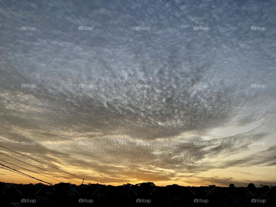 🇺🇸 Sky with spaced clouds forming a painting on the infinite horizon. How not to be inspired by nature? / 🇧🇷 Céu com nuvens espaçadas, formando uma pintura no horizonte infinito. Como não se inspirar com a natureza?