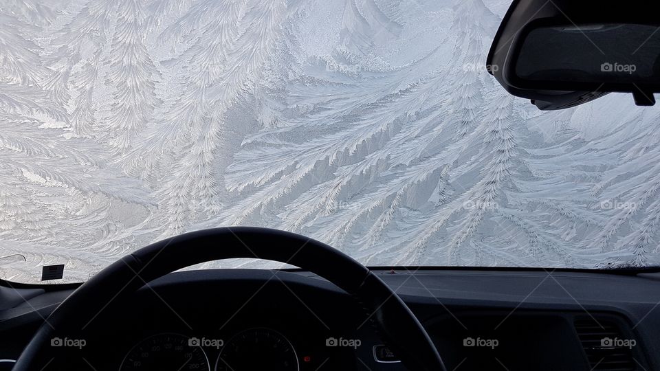 Windshield on the car covered with beautiful frost ice pattern - bil vindruta täckt frost is mönster 