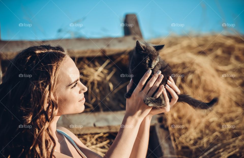 девушка смотрит на котёнка